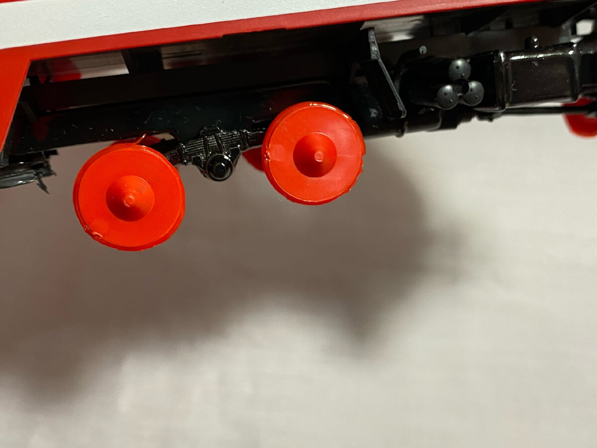 Больше всего пострадали задние части колесных дисков. Это хорошо с точки зрения внешнего вида, но всё же ущерб можно оценить как довольно значительный. 