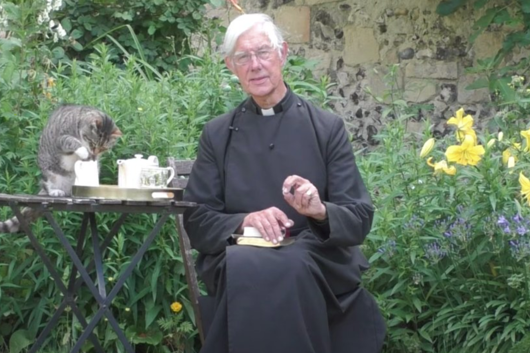     Этот хитрый кот обворовывает декана собора прямо во время молитвы! Это происходит постоянно