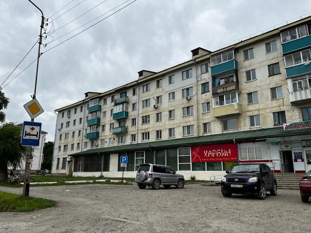 Обычные хрущевочки заполняют центр города.