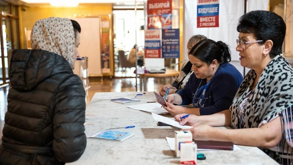     Избирательный участок в Сургуте работал 27 сентября, до 16 часов. В настоящее время ведется подсчет голосов.