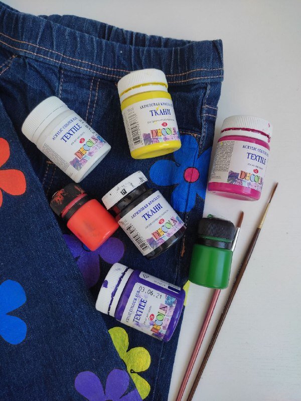 Я использую самые доступные и при этом качественные краски по ткани фирмы DECOLA