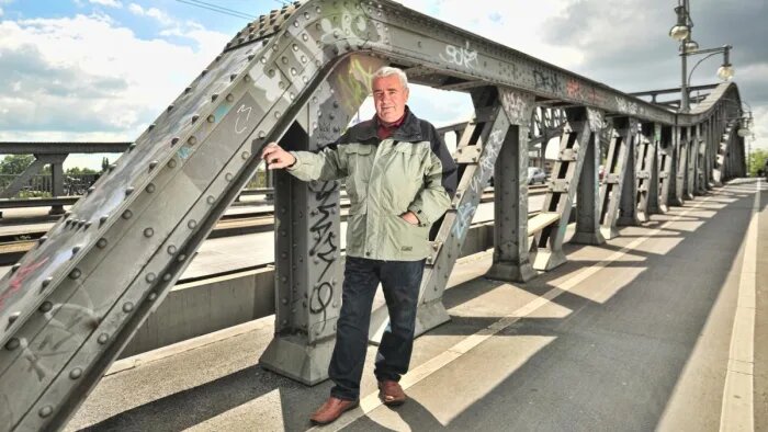 Харальд Ягер на Борнхольмском мосту, 2014 год. Источник: https://www.history.com/news/reasons-berlin-wall-fall