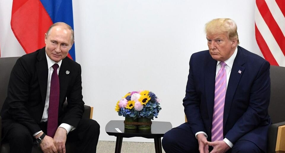 Владимир Путин и Дональд Трамп во время встречи в Осаке, 2019 год📷
