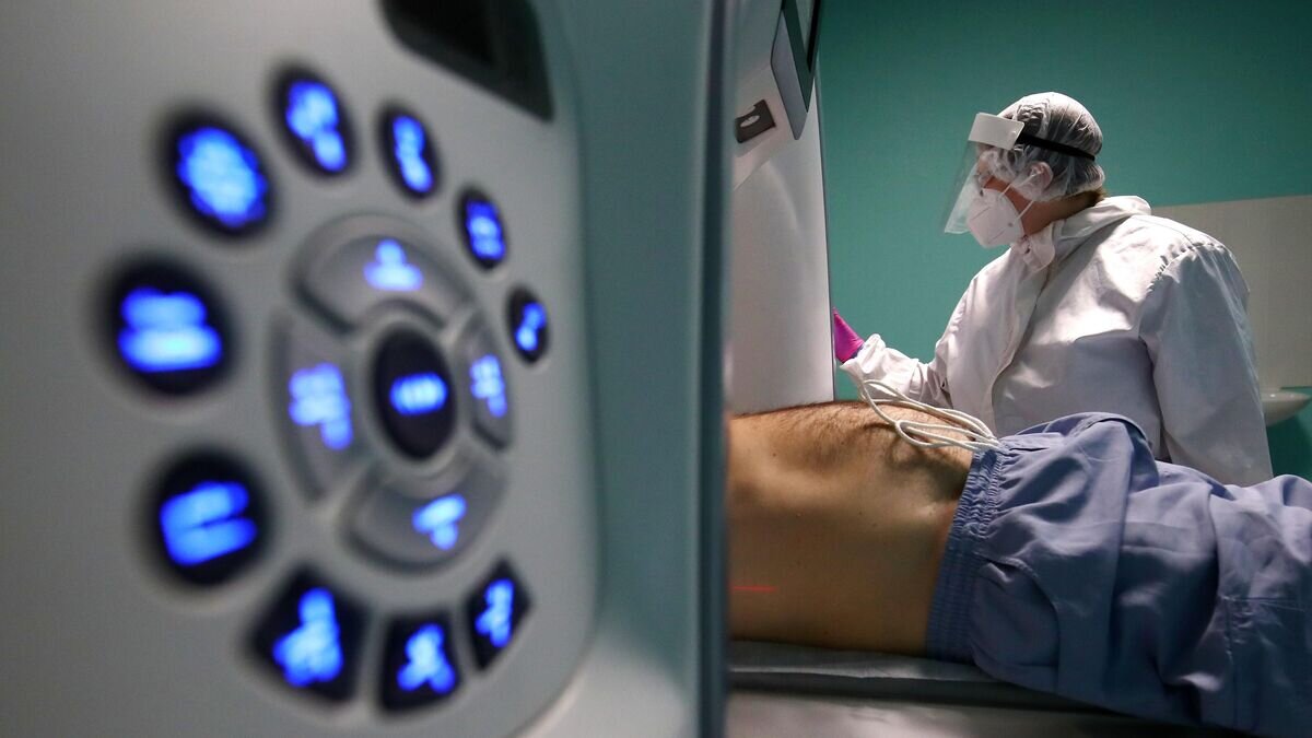    Медицинский сотрудник проводит компьютерную томографию пациенту© РИА Новости / Кирилл Брага