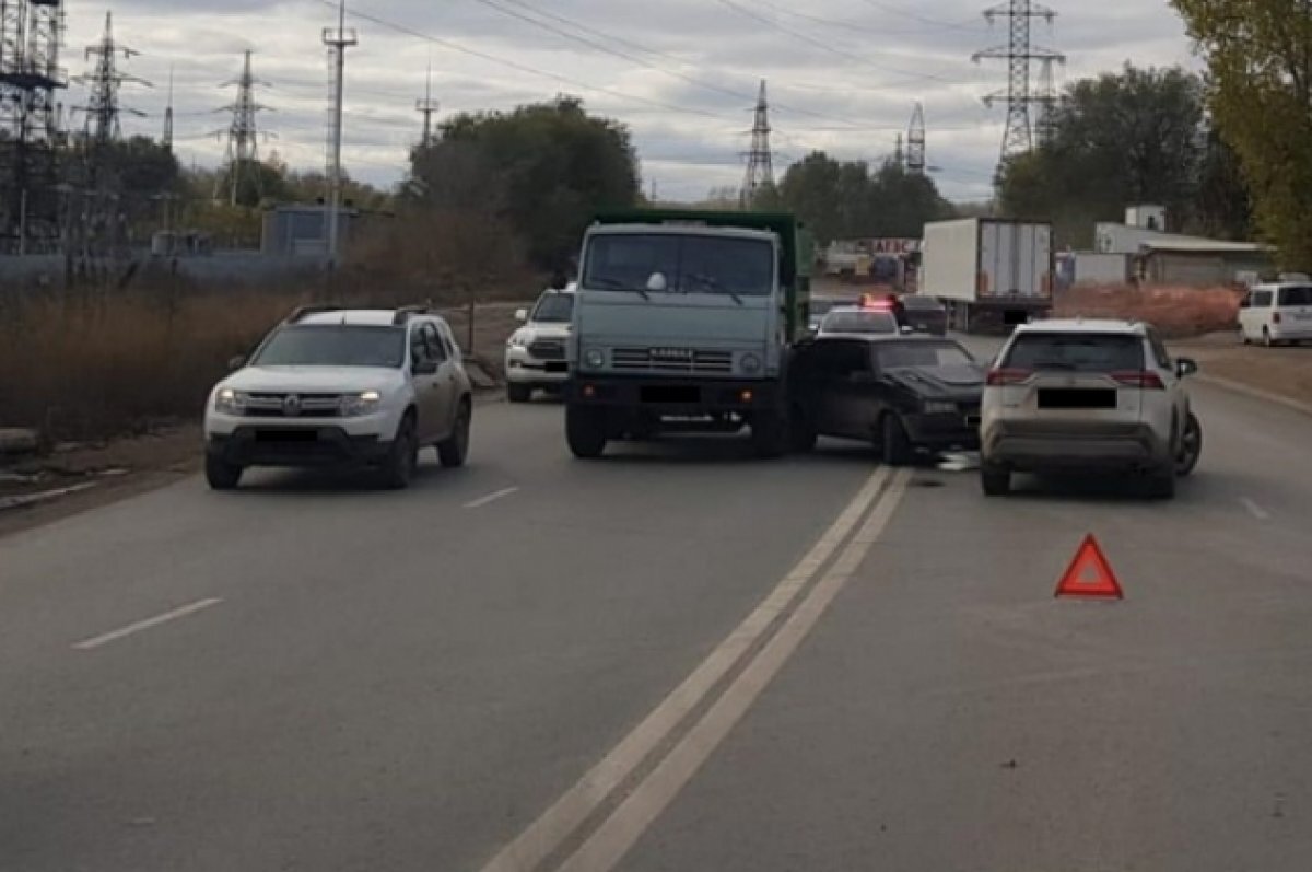    В Самаре «КАМАЗ» устроил ДТП с двумя легковушками