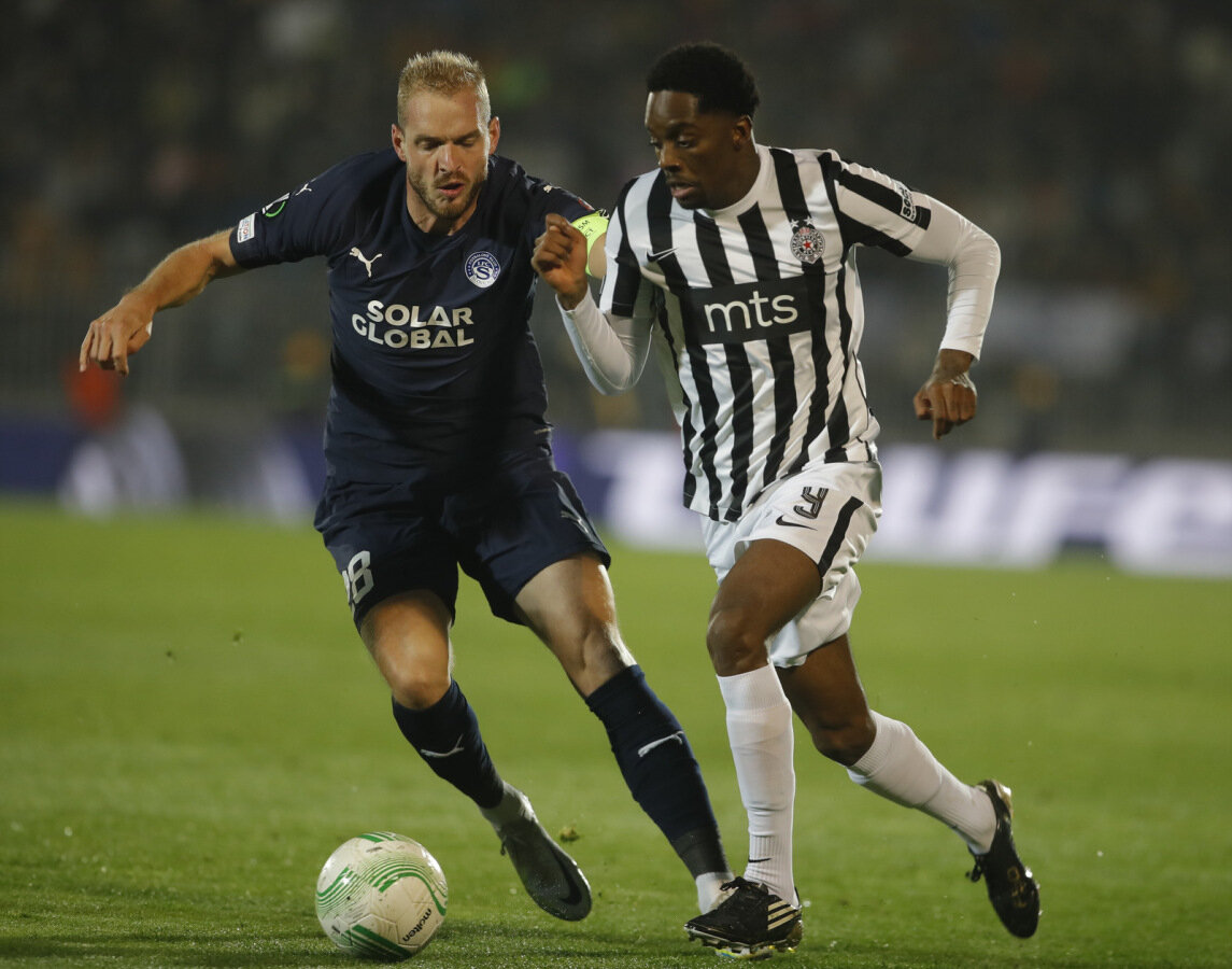 Игровой момент матча "Партизан" - "Словацко": легионер белградцев Мениг против капитана чехов Даничека. Фото с официального сайта ФК "Партизан".