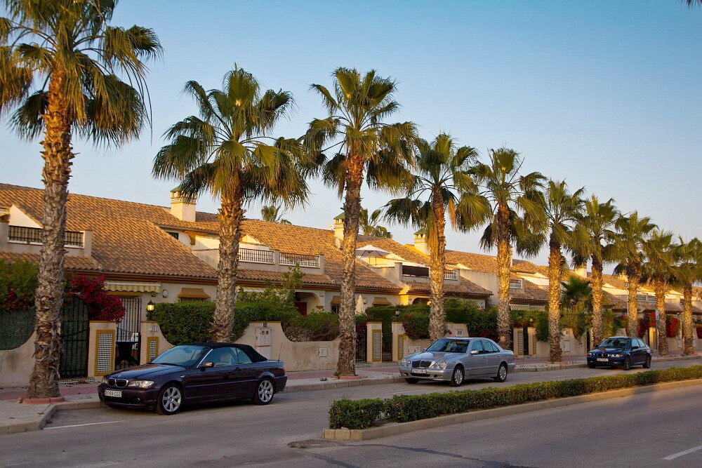 Тихие приморские улочки. Тут живет много англичан и немцев.