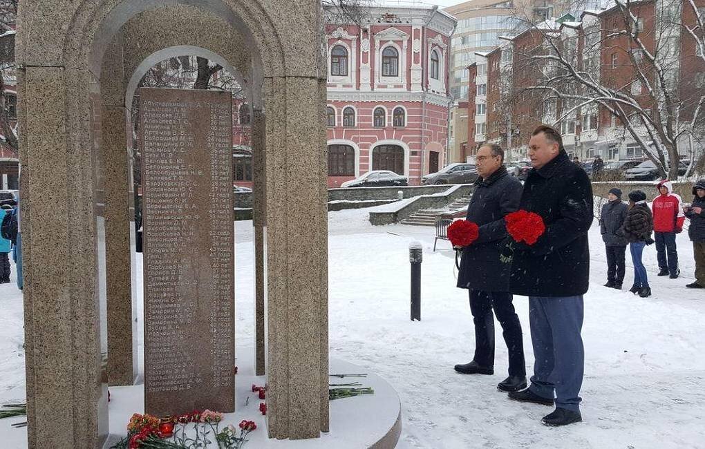 остросюжетные романы. хромая лошадь пермь 5. первое мая курица хромая а петух косой подавился колбасой. памятник погибшим в хромой лошади пермь. клуб хромая лошадь пермь.