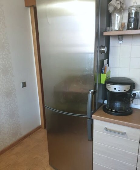 Моему старичку около 15 лет, для холодильника, это вроде бы и не срок... но время не с щадит никого) появились видимые следы ржавчины и царапины от бытового использования.