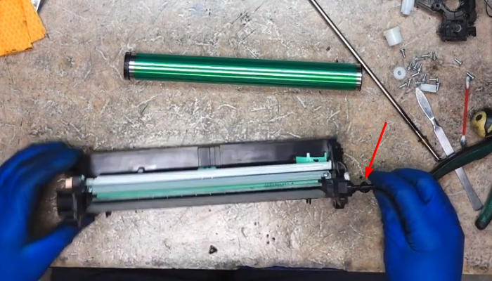 Фото 108. Отключаем старый чип от разъема