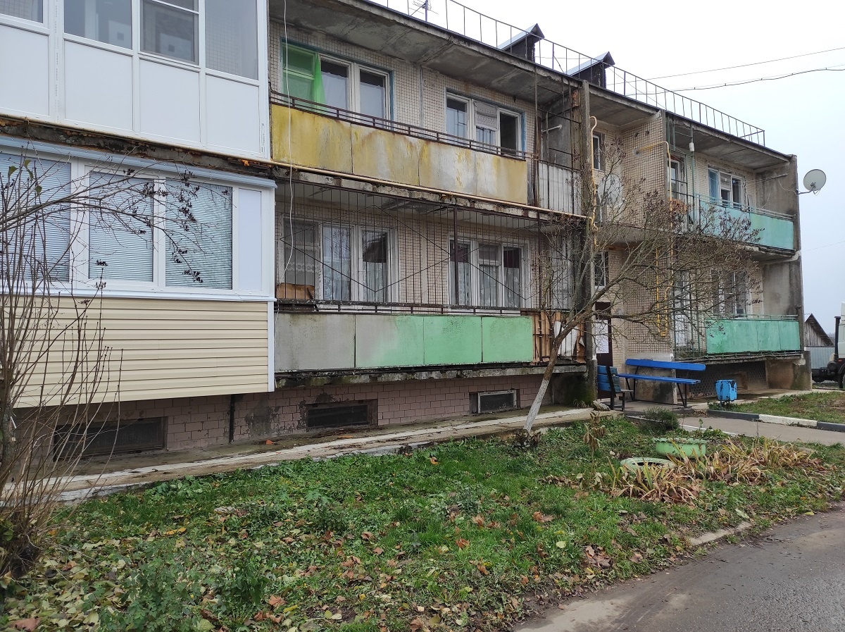 Продается двухкомнатная квартира в Волоколамске.  Местоположение: Московская область, Волоколамский городской округ, село Болычево, улица Новая, д.18. 137 км от МКАДа . Квартира находится в многоквартирном панельном доме на 1 этаже 2-х этажного дома. Площадь квартиры 38 кв.м. Туалет с ванной комнатой раздельные. Кухня 5.5 м., 1 комната  14 кв.м, , 12 кв.м. и Свет, газ, вода, отопление все подключено к центральным коммуникациям. Большая лоджия. Металлическая дверь. Рядом с домом оборудованная парковка, детская площадка.
