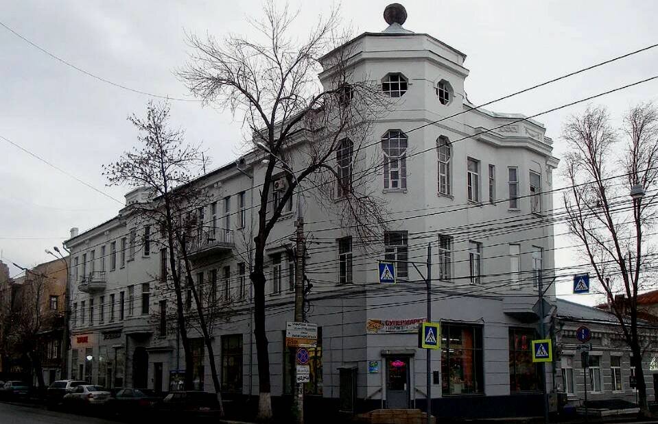 Яркий штрих - шар-глобус, увенчивающий башню. Фото А. Макарова