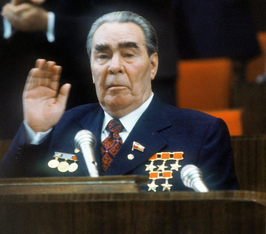 В последние годы Брежнев начал болеть и резко одряхлел