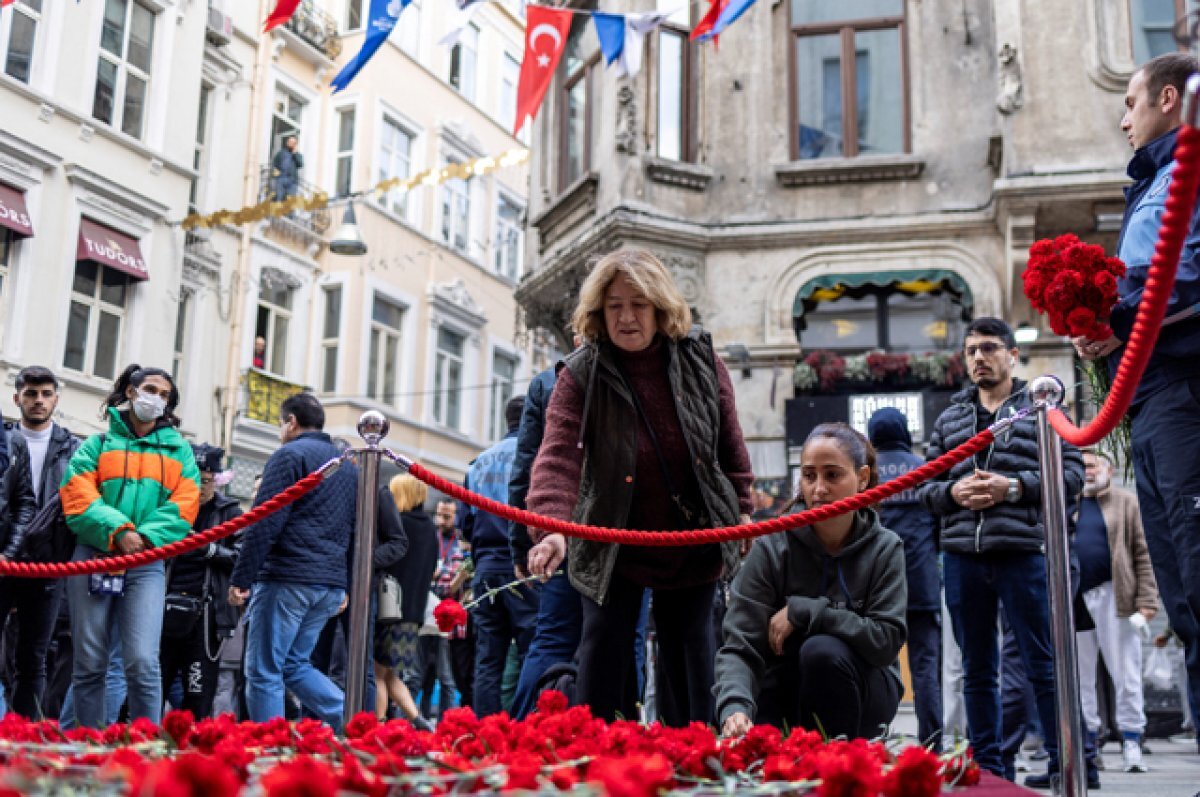    Люди несут цветы на место теракта в Стамбуле.