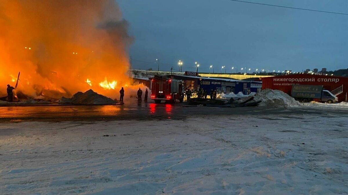     Прокурорская проверка была организована из-за пожара на строительном рынке в Нижнем Новгороде 20 ноября. Об этом сообщает пресс-служба надзорного органа.