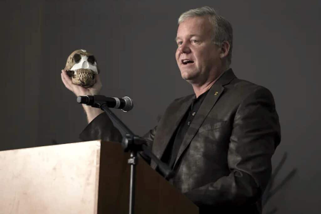    Ли Бергер с реконструкцией черепа Homo naledi / ©EPA, Shiraaz Mohamed