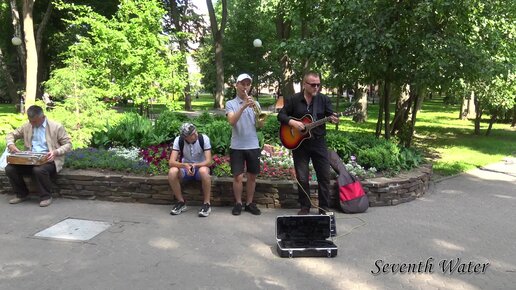 Video herunterladen: Слушаем в парке уличных музыкантов. Летнее настроение и приятная погода...