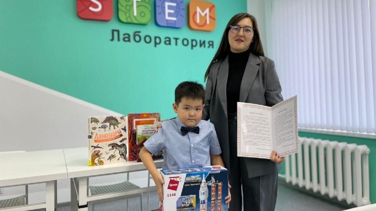    Тимур Кунусов с мамой:mgorod.kz / Управление образования ЗКО