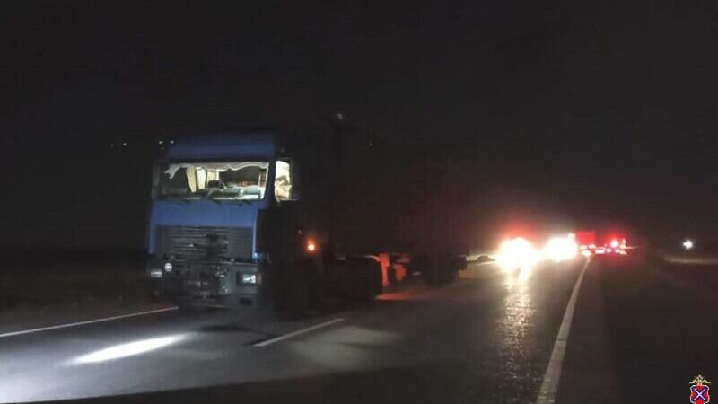     Женщина погибла под колесами двух многотонных фур в Суровикинском районе Волгоградской области. Один большегруз зацепил ее на краю дороги, а второй — переехал на встречной полосе.