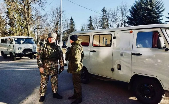 Губернатор стоит справа (Фото: telegram-канал Игоря Артамонова) 