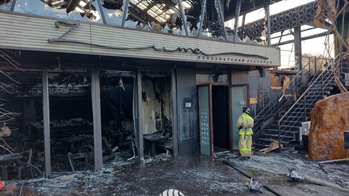    На месте пожара в ресторане Zuma во Владивостоке© Фото : РИА Новости