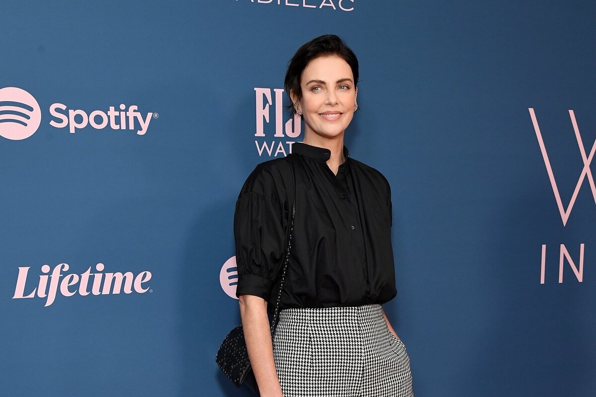     Шарлиз Терон в шортах, а Никола Пельтц-Бекхэм в капри: звезды собрались на гала-вечере