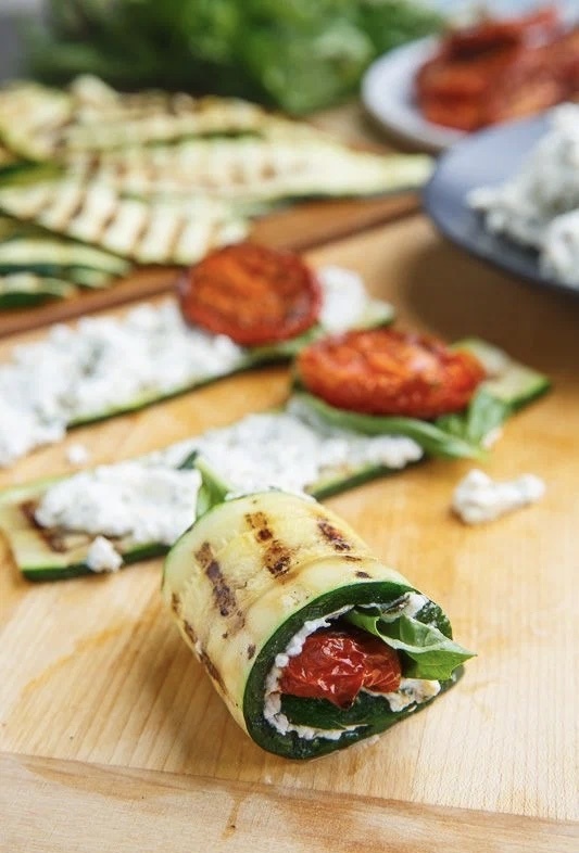 Закручиваем рулетики. Фото из сети.