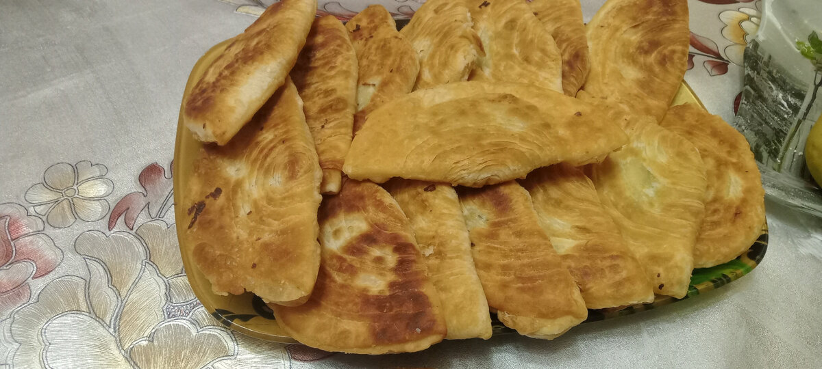 Сладкие пирожки из слоёного теста со сгущёнкой и орехами