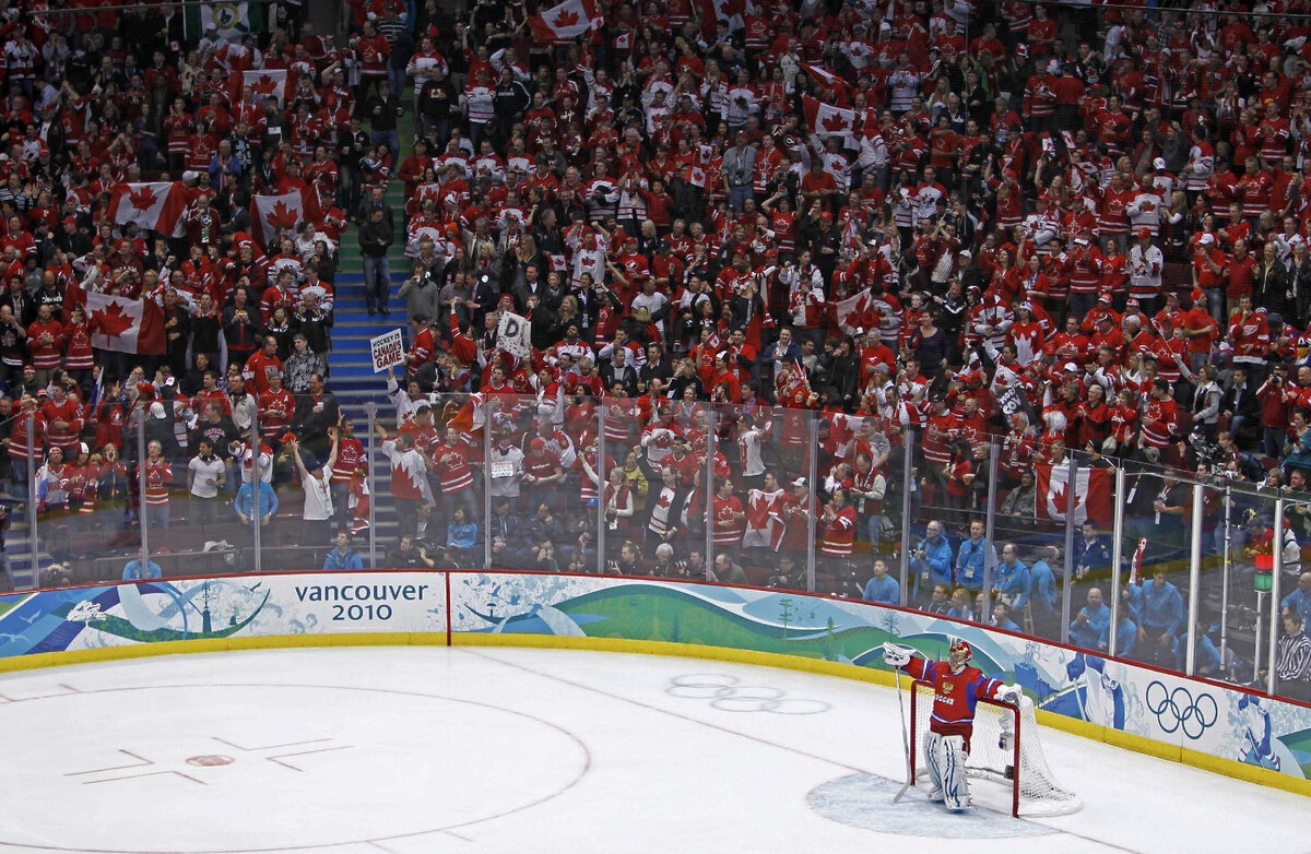 Илья Брызгалов и канадская публика во время матча 1/4 финала Олимпийских игр Россия — Канада (3:7) 24 февраля 2010 года в Ванкувере. Фото Reuters
