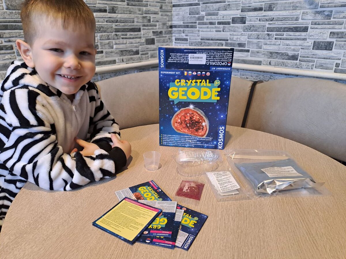 В комплекте инструкции на нескольких языках, в том числе и на русском, краситель, 2 пакетика сульфата алюминия калия, 1 пакетик гипса, форма для отливки, мерный стакан, деревянный шпатель.