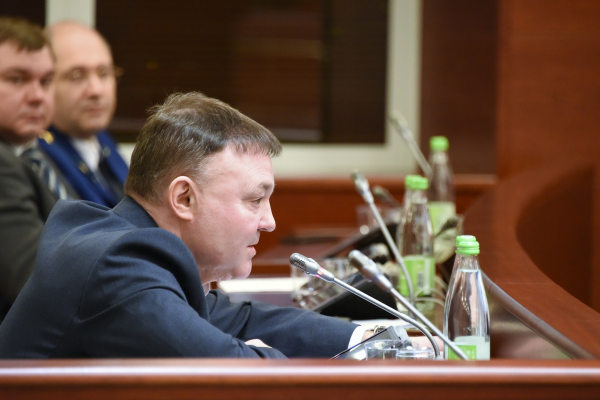 Фархат Хуснутдинов: «В этот раз нам удалось приобрести две автомашины – УАЗ (“буханка”) и ВАЗ-2121. Мы их доставили на передовую нашим бойцам». Фото: gossov.tatarstan.ru