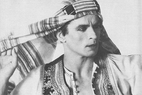 Кадр из фильма Валентино (1977) (иллюстрация со страницы фильма сайта «Кинопоиск»)