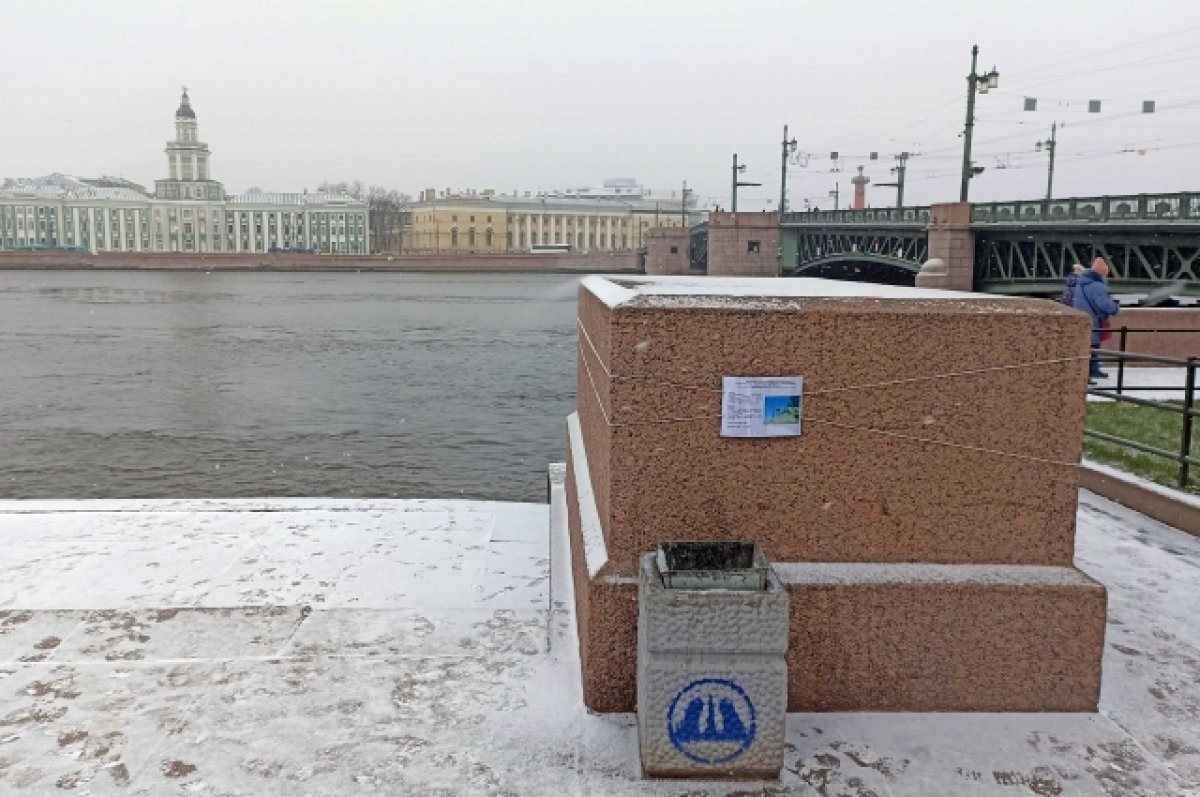    На Дворцовую пристань вернули фигуры львов