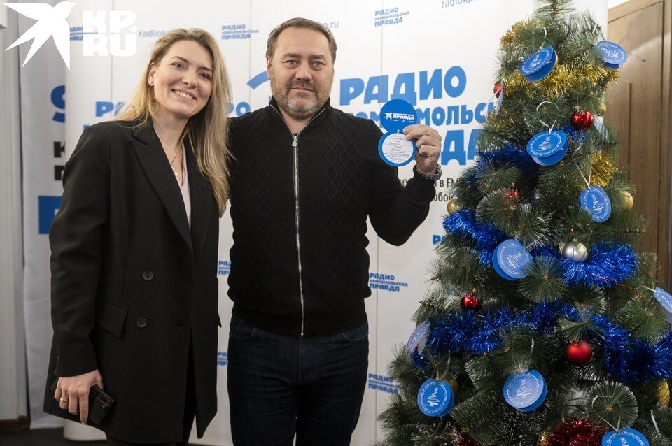     Гендиректор "КП в СПб" Ирина Жеглова и Александр Бельский у "Елки желаний". Юлия ПЫХАЛОВА