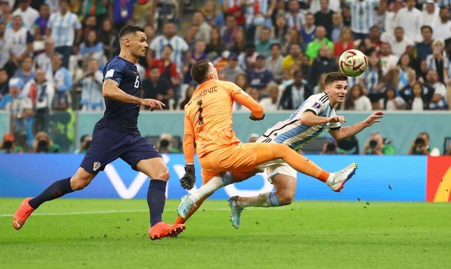    Вратарь Левакович сбивает аргентинца Хулиана Альвареса. Пенальти! Фото: Reuters