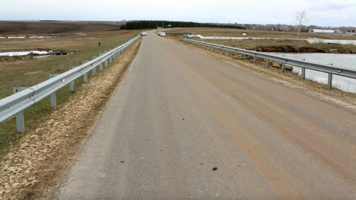     Стало известно, кто победил в аукционе за право ремонта моста через протоку Волги в казанском поселке Куземетьево. ООО «Волга-Автодор» согласилось выполнить работы за 187,9 млн рублей. Соответствующая информация отражена на портале госзакупок.