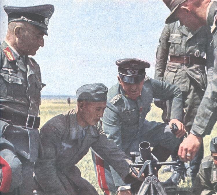 "Туркестанские" добровольцы на занятиях, осень 1943 г. Фото из открытых источников