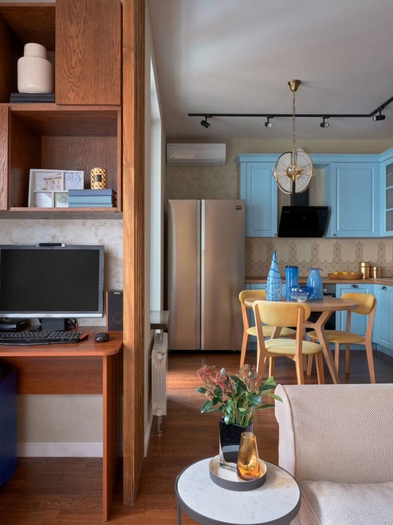 На 36 кв.м. - спальня, кухня, гостиная, гардеробная и красочный уютный интерьер