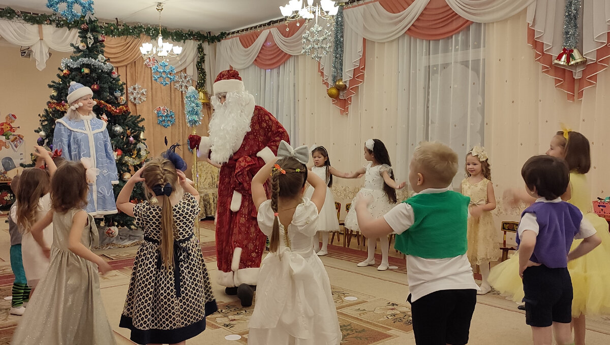 Новогодний праздник в средней группе