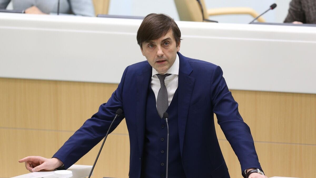    Министр просвещения РФ Сергей Кравцов выступает в рамках "правительственного часа" на заседании Совета Федерации РФ© РИА Новости / Пресс-служба Совета Федерации РФ