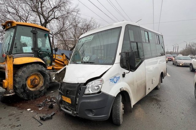 В Саратове пассажиры маршрутки №99 пострадали в ДТП с трактором