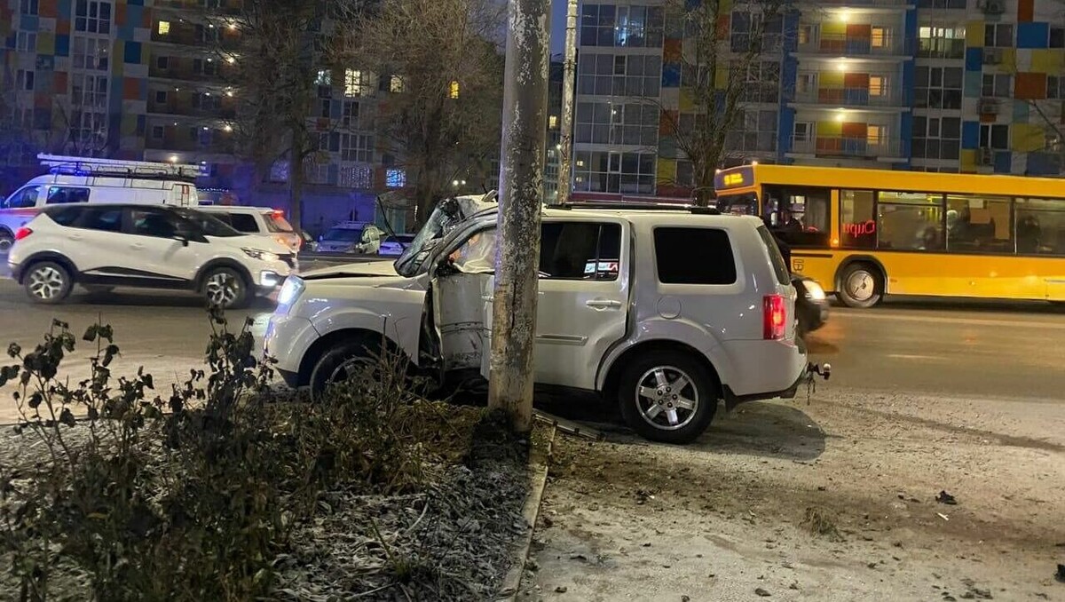     Утром в пятницу 23 декабря на улице Таганрогской в Ростове-на-Дону водитель Honda Pilot врезался в опору линии электропередачи, сообщили в областном УГИБДД.