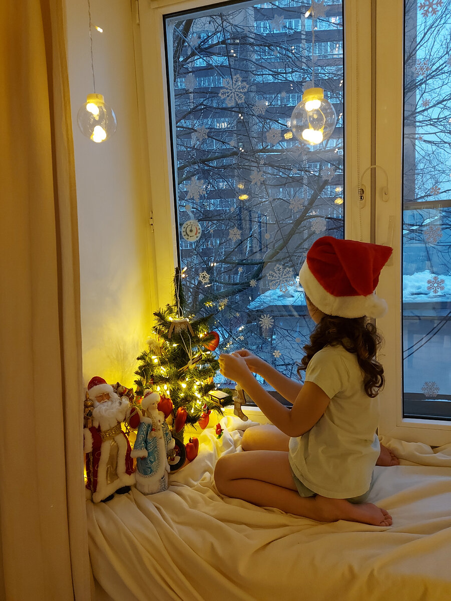 У нас есть вторая елочка, которую полностью наряжали девочки