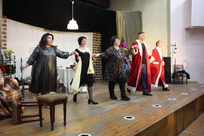 Жизнь в блокаде: Степанакертский русский драматический театр представил новогоднюю комедию «Пока она умирала» Натальи Птушкиной. Фоторяд