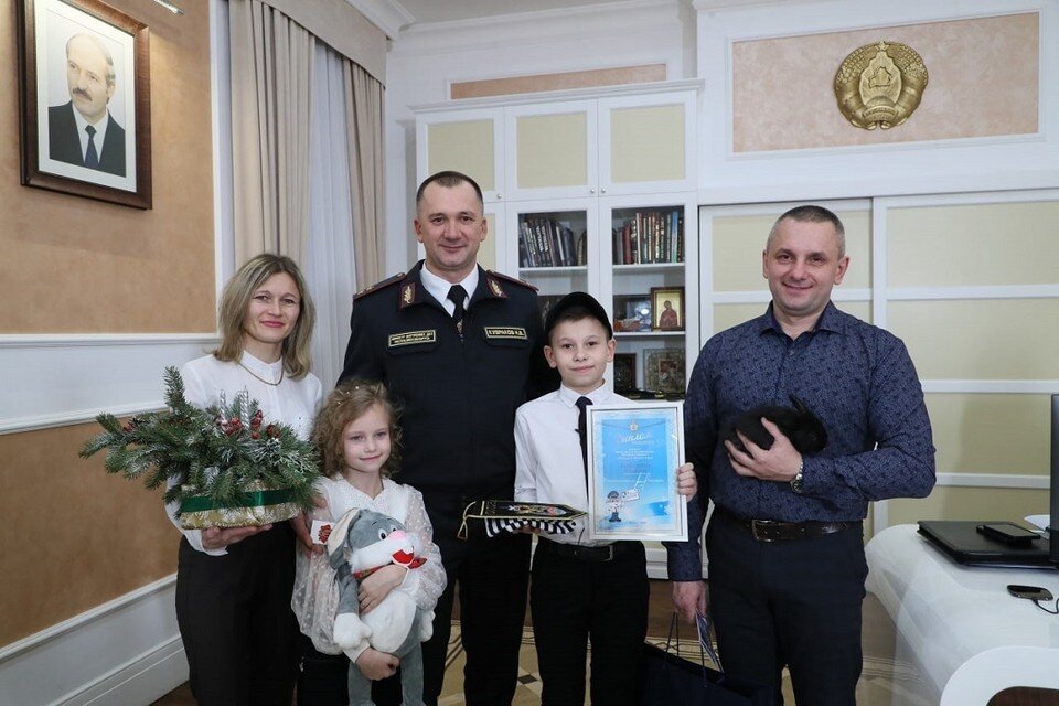     Иван Кубраков (в центре) вручил подарок школьнику, который спас пенсионерку. Фото: МВД