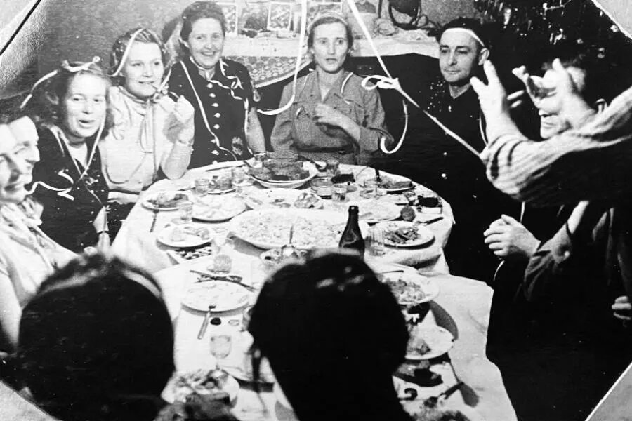 Новый год в квартире у режиссера Антонины Струпович (четвертая слева, в светлой одежде) встречали всем самодеятельным кингисеппским театром./Фото из архива автора