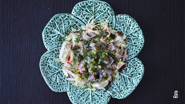 Салат с сельдью и пекинской капустой
