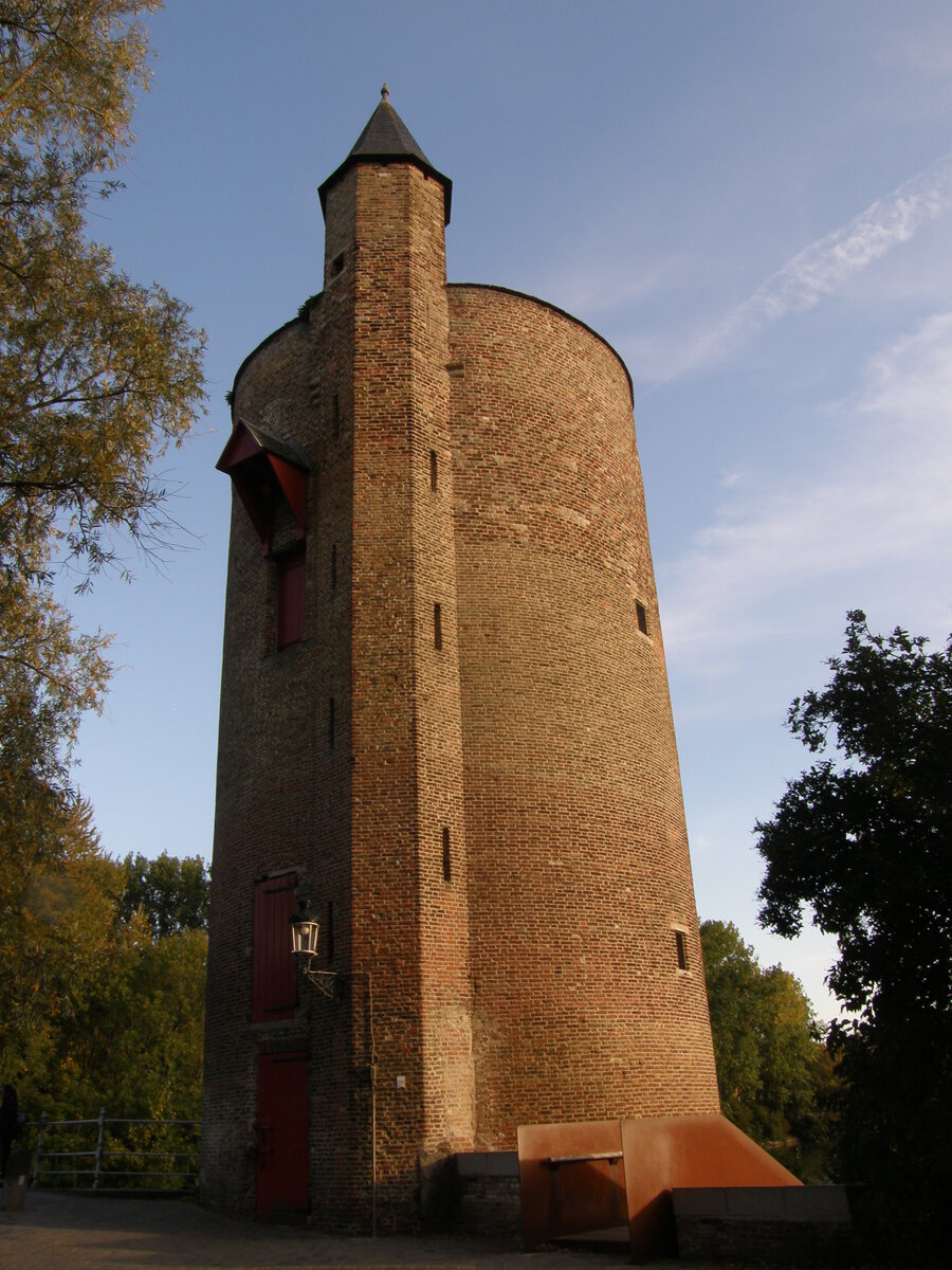 Пороховая башня (Poertoren) (1397–1398). С 1477 использовалась как пороховая башня. Высота – 18 метров, ширина – 8 метров, толщина стен – 1,3 метра. Фото автора
