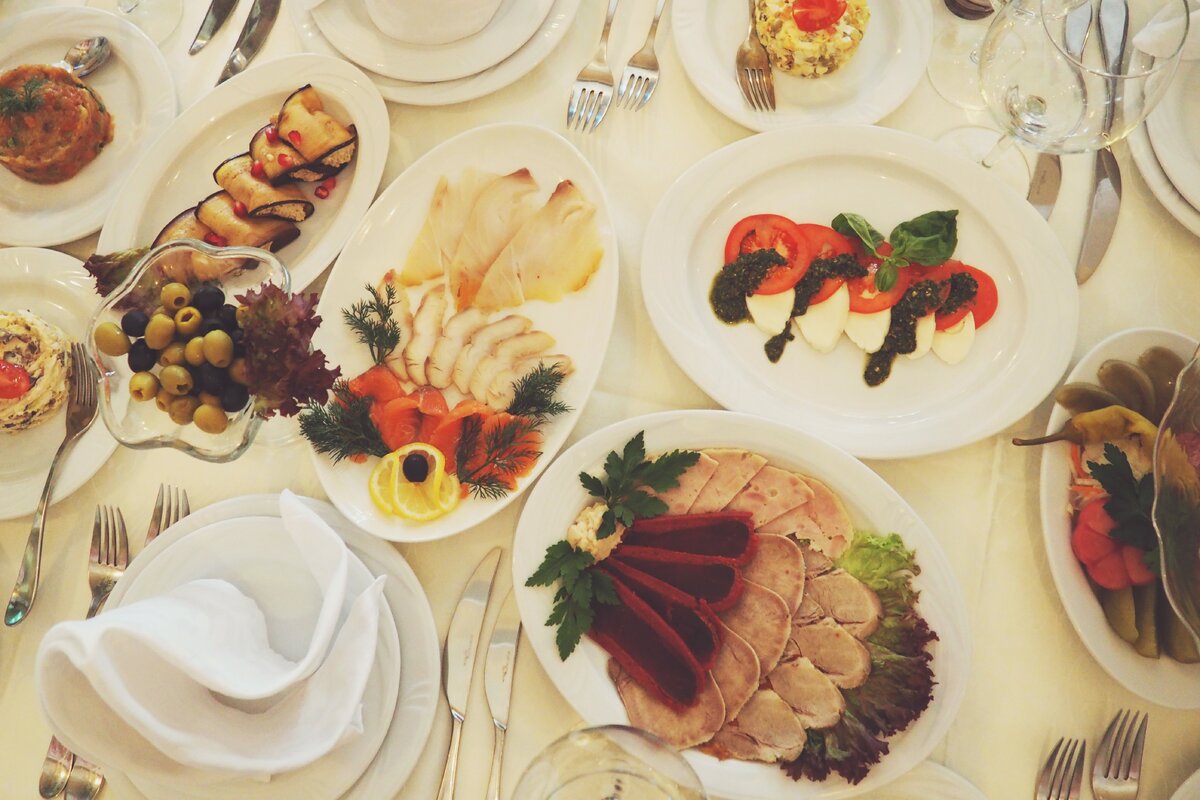     Доесть нельзя выбрасывать: сколько можно доедать праздничную еду?