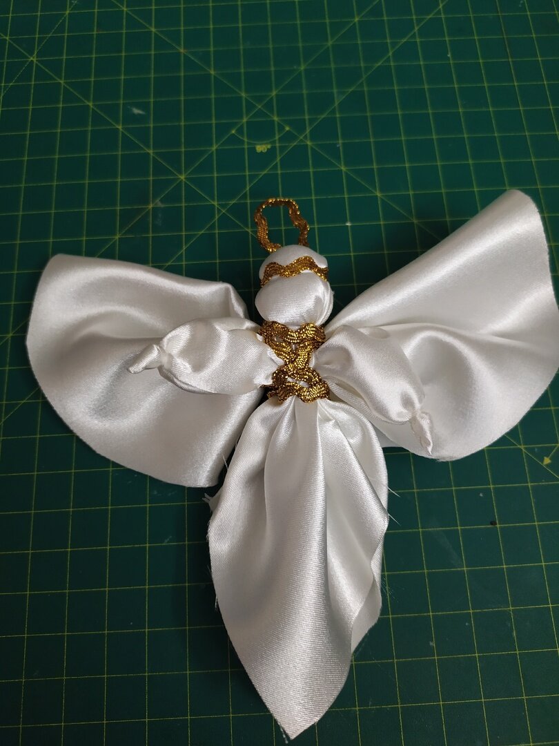 Это самая простая традиционная кукла. (узелковая скрутка, выполняется из двух лоскутков ткани размером с ладонь и чуть меньше) 